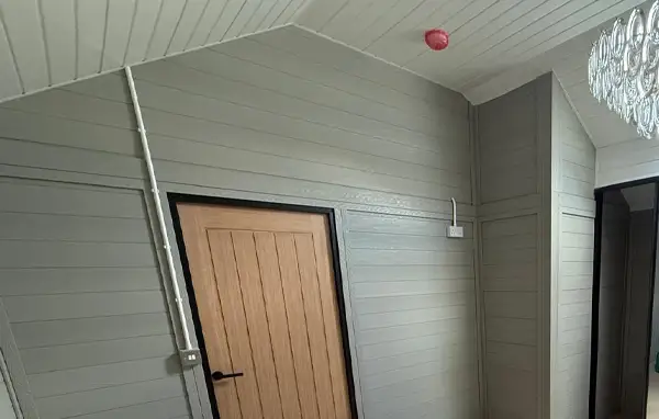 Internal wall running up to the vaulted ceiling inside an annexe